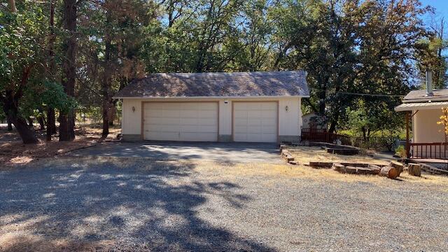 1740 Summit Loop Grants Pass, OR 97527 - Photo 30 of 39 3 CAR GARAGE EXTERIOR