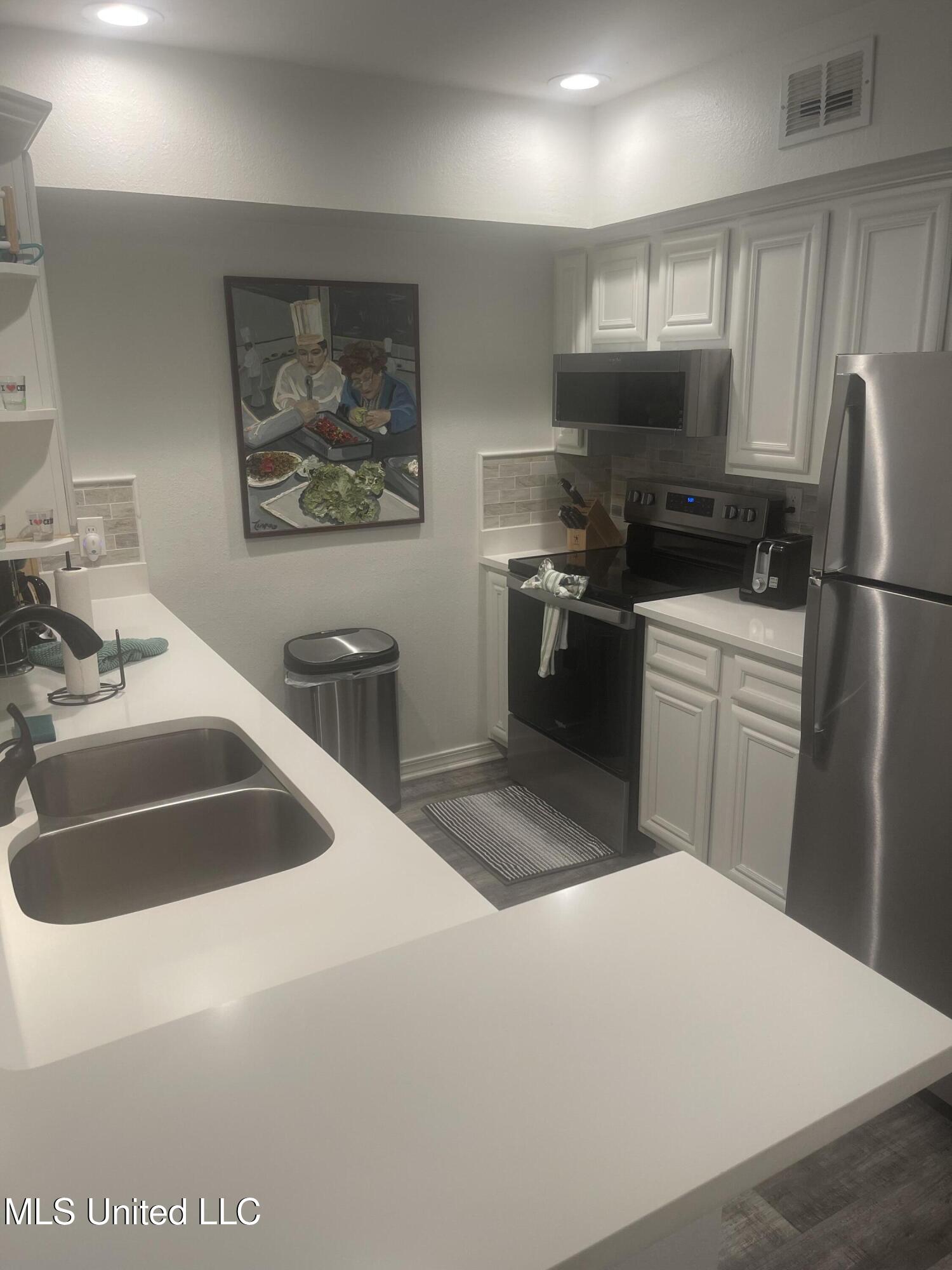 1282 Beach Boulevard, Unit 123 Biloxi, MS 39530 - Photo 11 of 43 IMG_6995