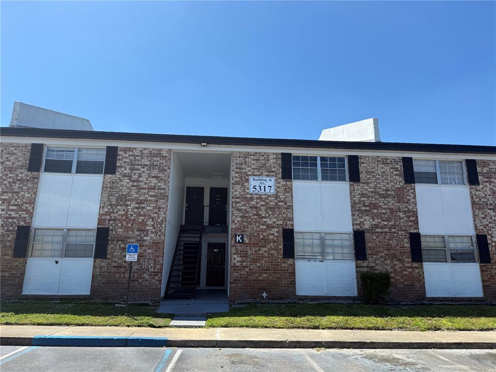 5317 Curry Ford Road, Unit 103 Orlando, FL 32812 - Photo 2 of 10 a front view of a house with a yard