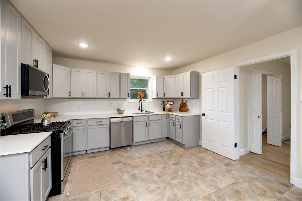 1413 Hill Street Grapevine, TX 76051 - Photo 3 of 17