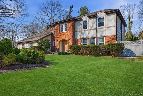 $1,299,000 | 10 Weatherstone Way, Smithtown, NY 11787