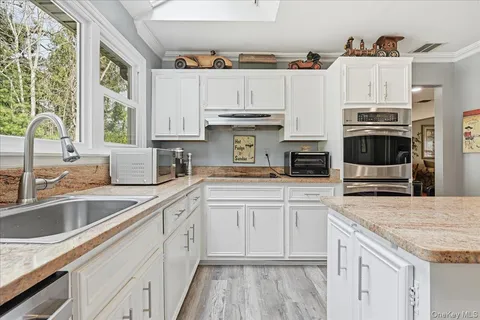 $1,249,000 | 10 Weatherstone Way, Smithtown, NY 11787