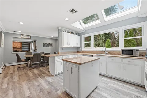 $1,249,000 | 10 Weatherstone Way, Smithtown, NY 11787