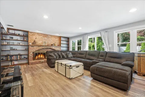 $1,249,000 | 10 Weatherstone Way, Smithtown, NY 11787