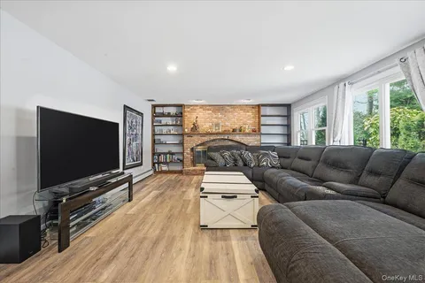 $1,249,000 | 10 Weatherstone Way, Smithtown, NY 11787
