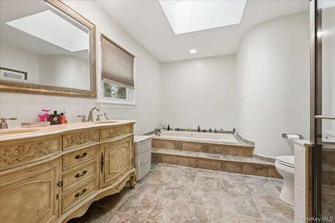 $1,249,000 | 10 Weatherstone Way, Smithtown, NY 11787