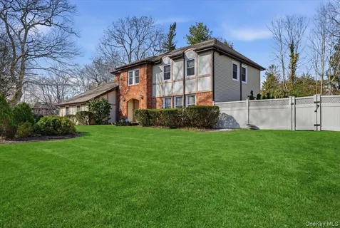 $1,249,000 | 10 Weatherstone Way, Smithtown, NY 11787