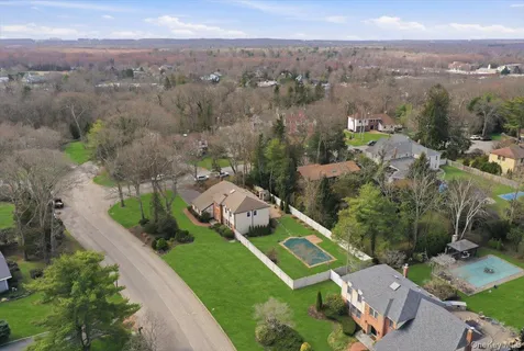$1,249,000 | 10 Weatherstone Way, Smithtown, NY 11787