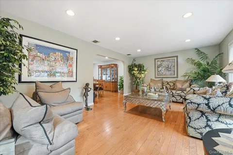 $1,249,000 | 10 Weatherstone Way, Smithtown, NY 11787