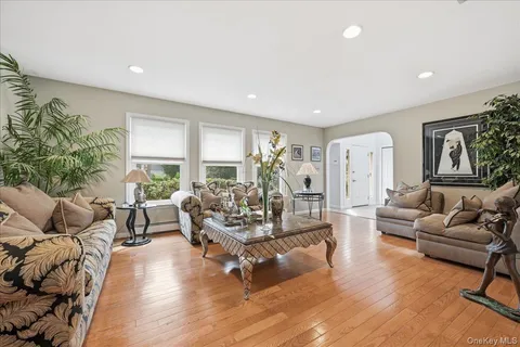 $1,249,000 | 10 Weatherstone Way, Smithtown, NY 11787