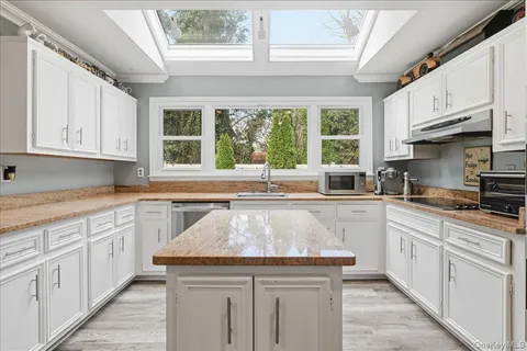 $1,249,000 | 10 Weatherstone Way, Smithtown, NY 11787