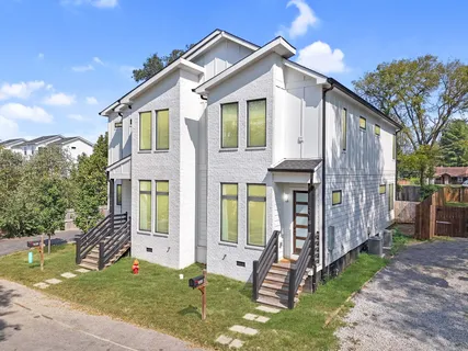 a view of a house with backyard and garden