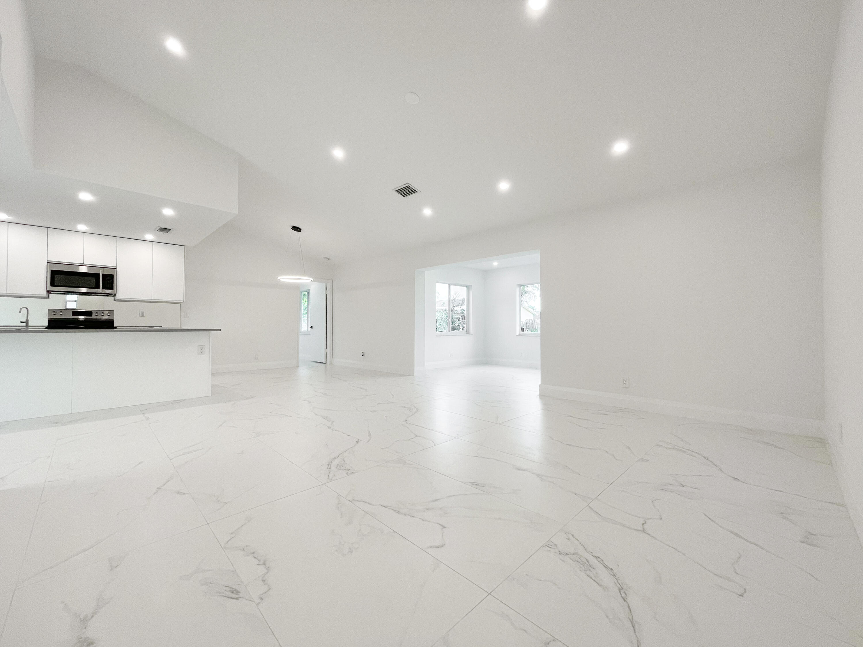 19446 Colorado Circle Boca Raton, FL 33434 - Photo 6 of 45 Living Room