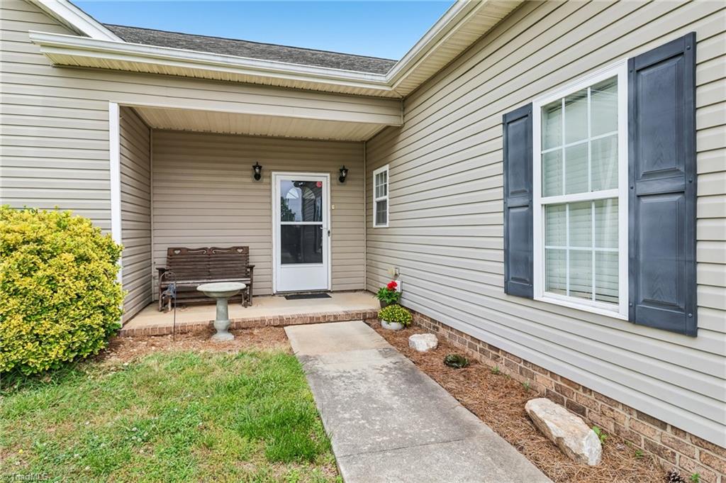 104 Mollie Road Harmony, NC 28634 - Photo 2 of 25