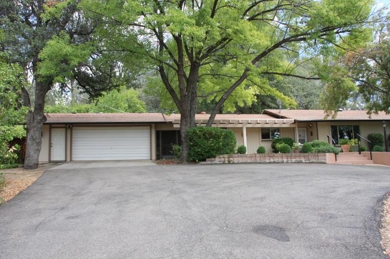 8891 Simmons Road Redding, CA 96001 - Photo 3 of 25 IMG_6899 (800x533)