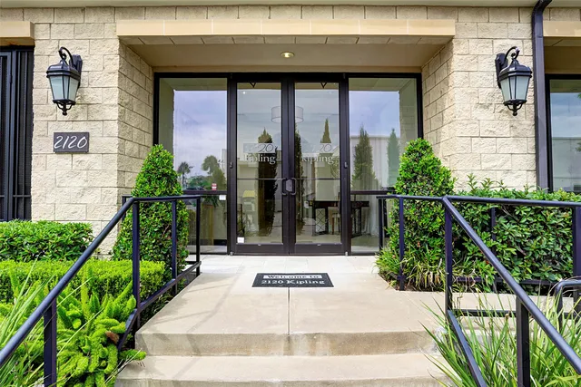 a view of a entrance gate of the house