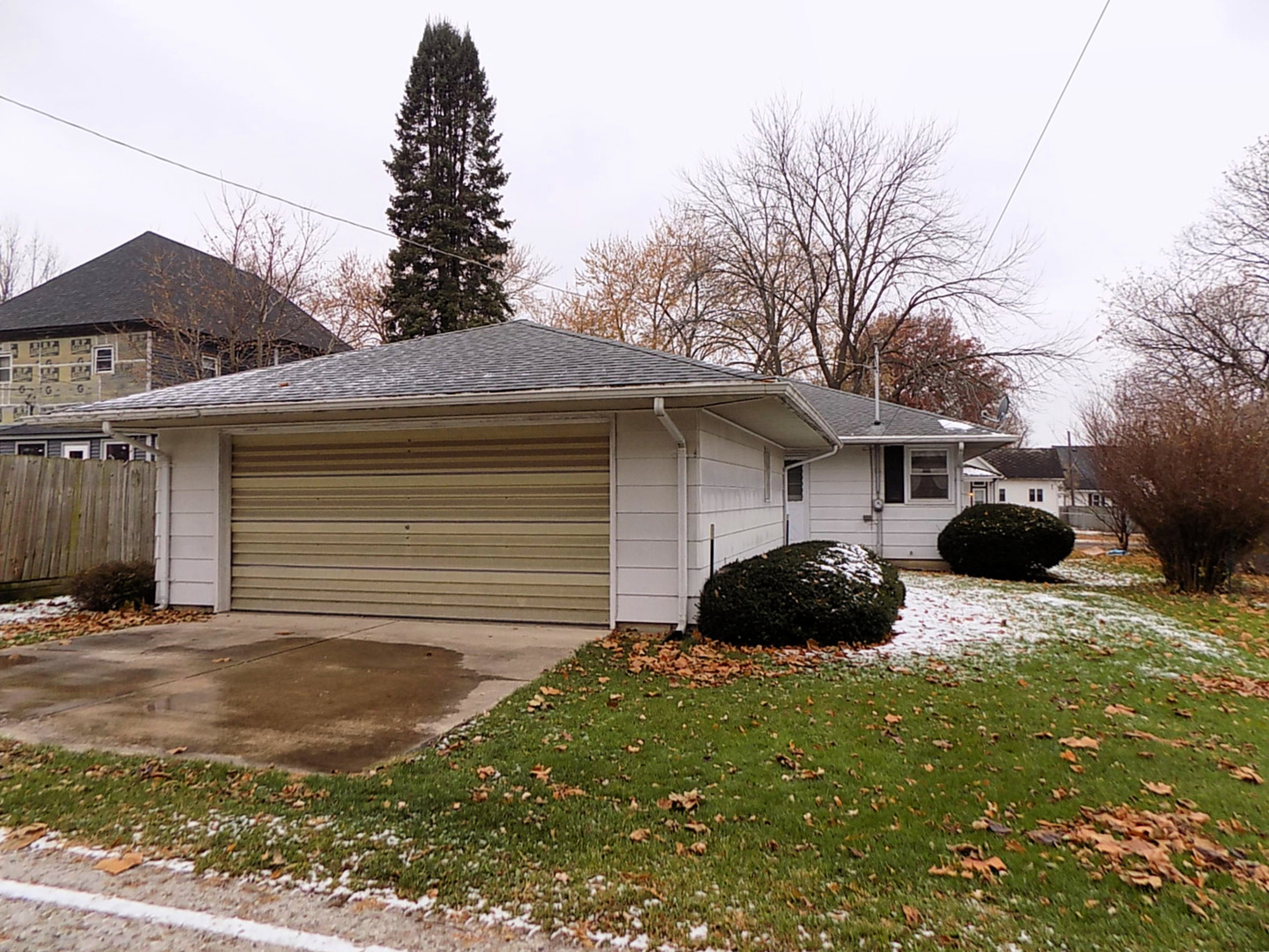 435 Sylvan Avenue Grand Ridge, IL 61325 - Photo 2 of 14 a front view of a house with a yard