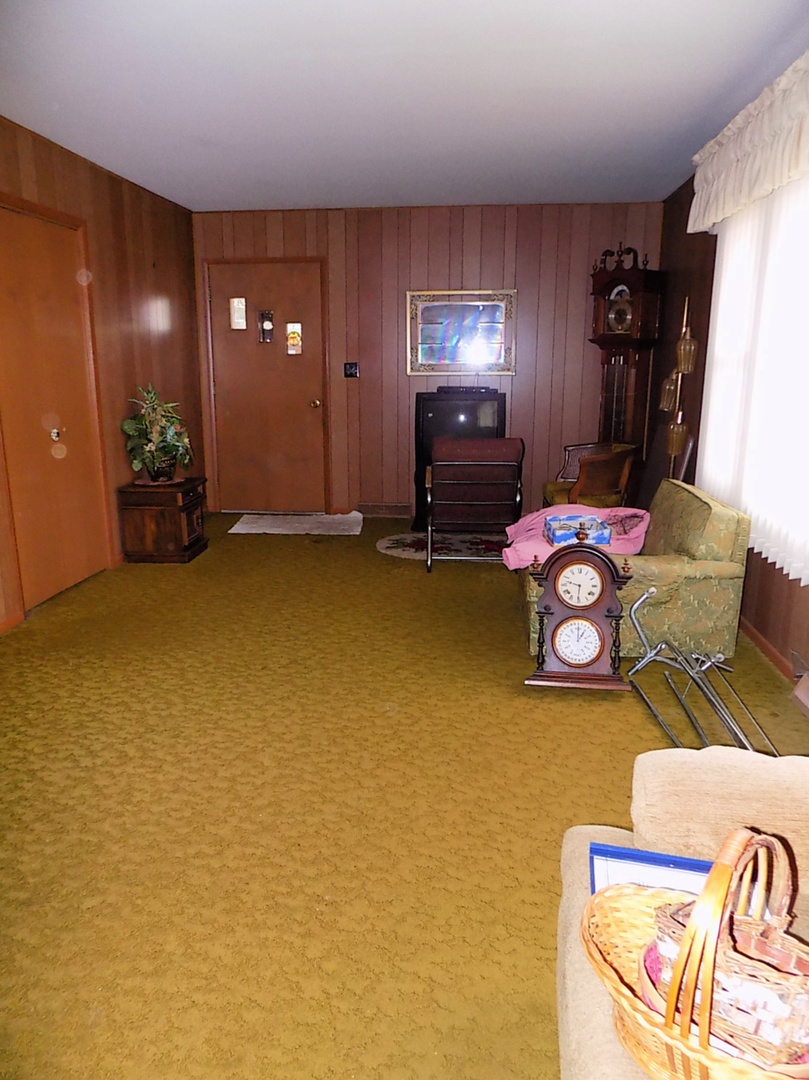 435 Sylvan Avenue Grand Ridge, IL 61325 - Photo 3 of 14 a living room with furniture and wooden floor