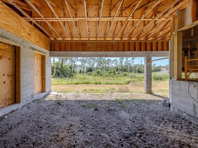 a view of a house with yard and porch