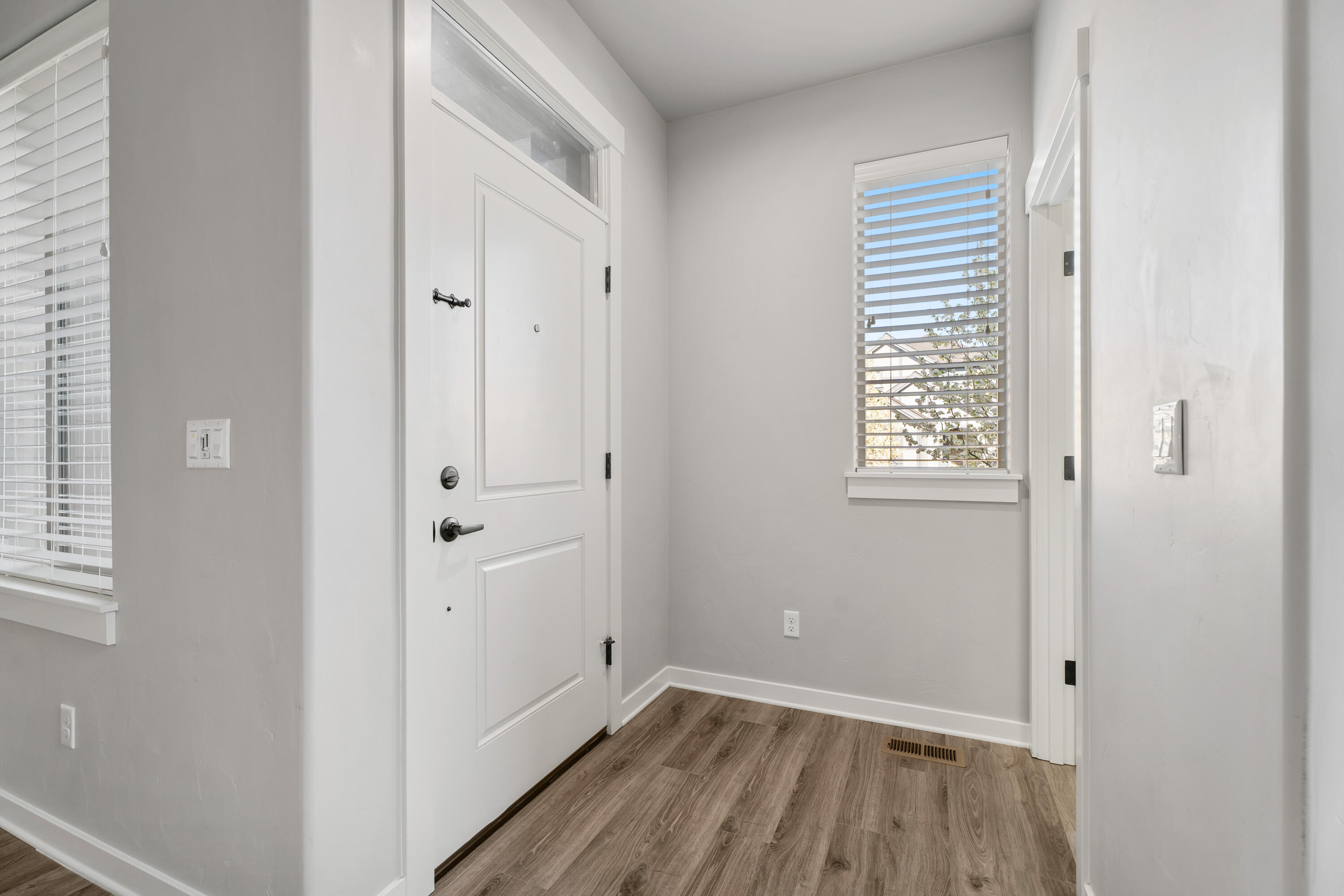 3455 Southwest 28th Street Redmond, OR 97756 - Photo 3 of 35 09-Entry
