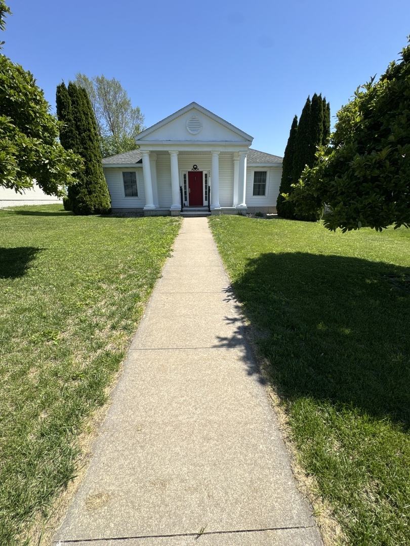 354 19th Place Clinton, IA 52732 - Photo 16 of 16 a view of a house with garden