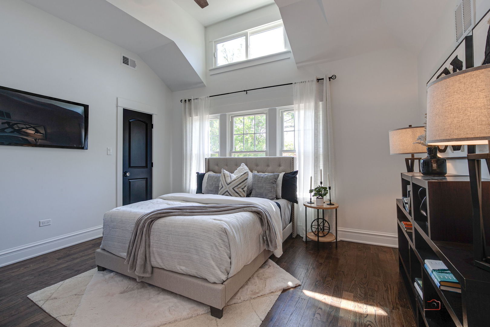 842 Mapleton Avenue Oak Park, IL 60302 - Photo 17 of 34 a bedroom with a bed a tv and wooden floor
