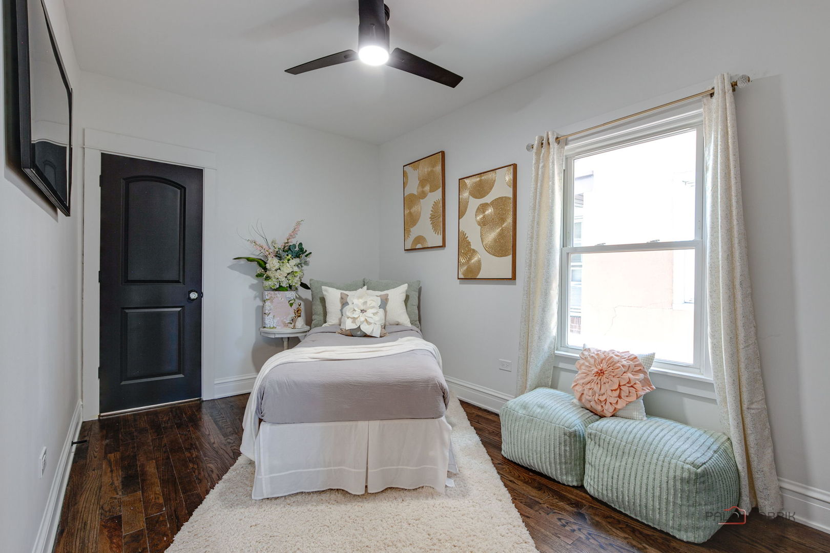 842 Mapleton Avenue Oak Park, IL 60302 - Photo 20 of 34 a bedroom with a bed and a couch