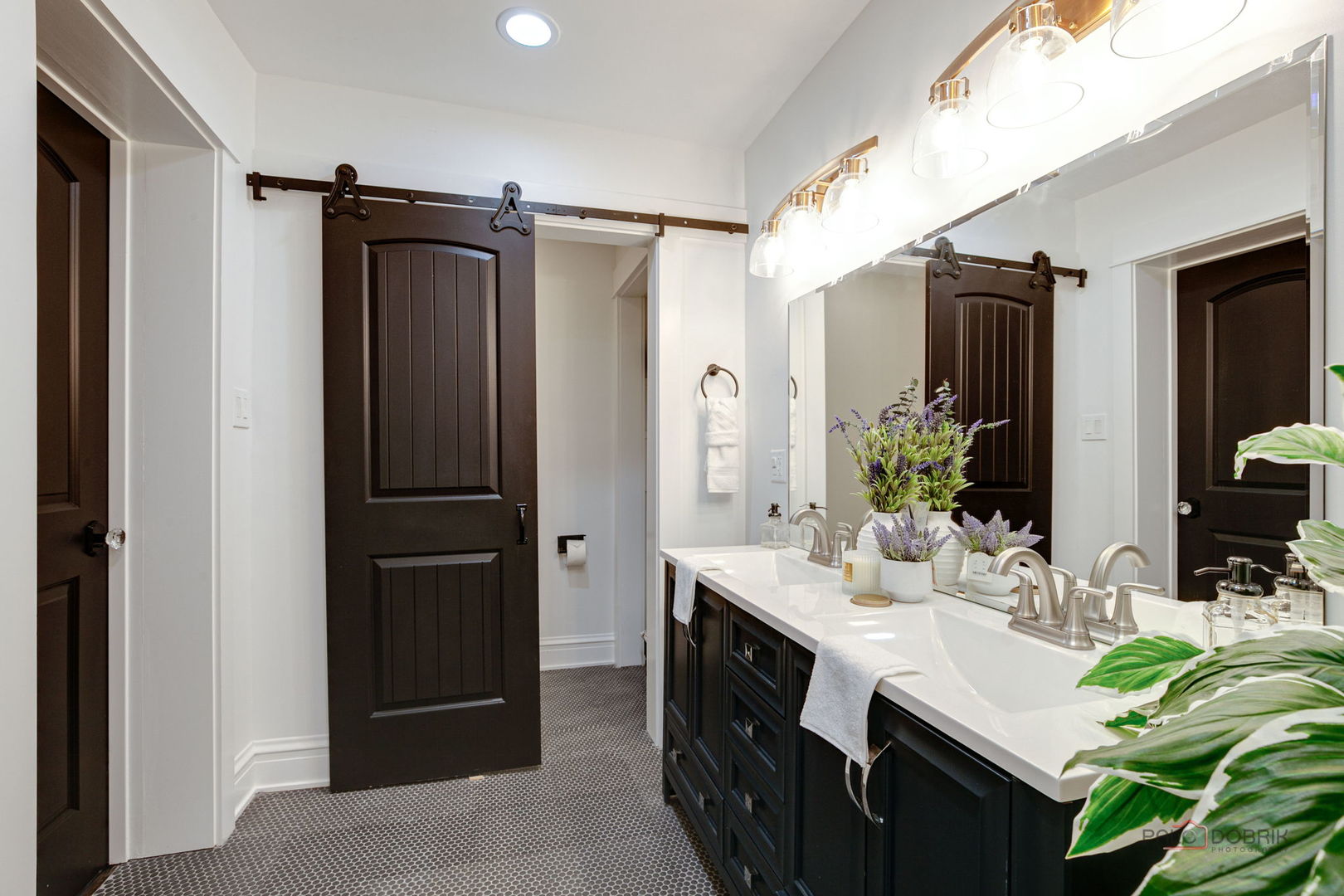 842 Mapleton Avenue Oak Park, IL 60302 - Photo 22 of 34 a bathroom with a sink and mirror
