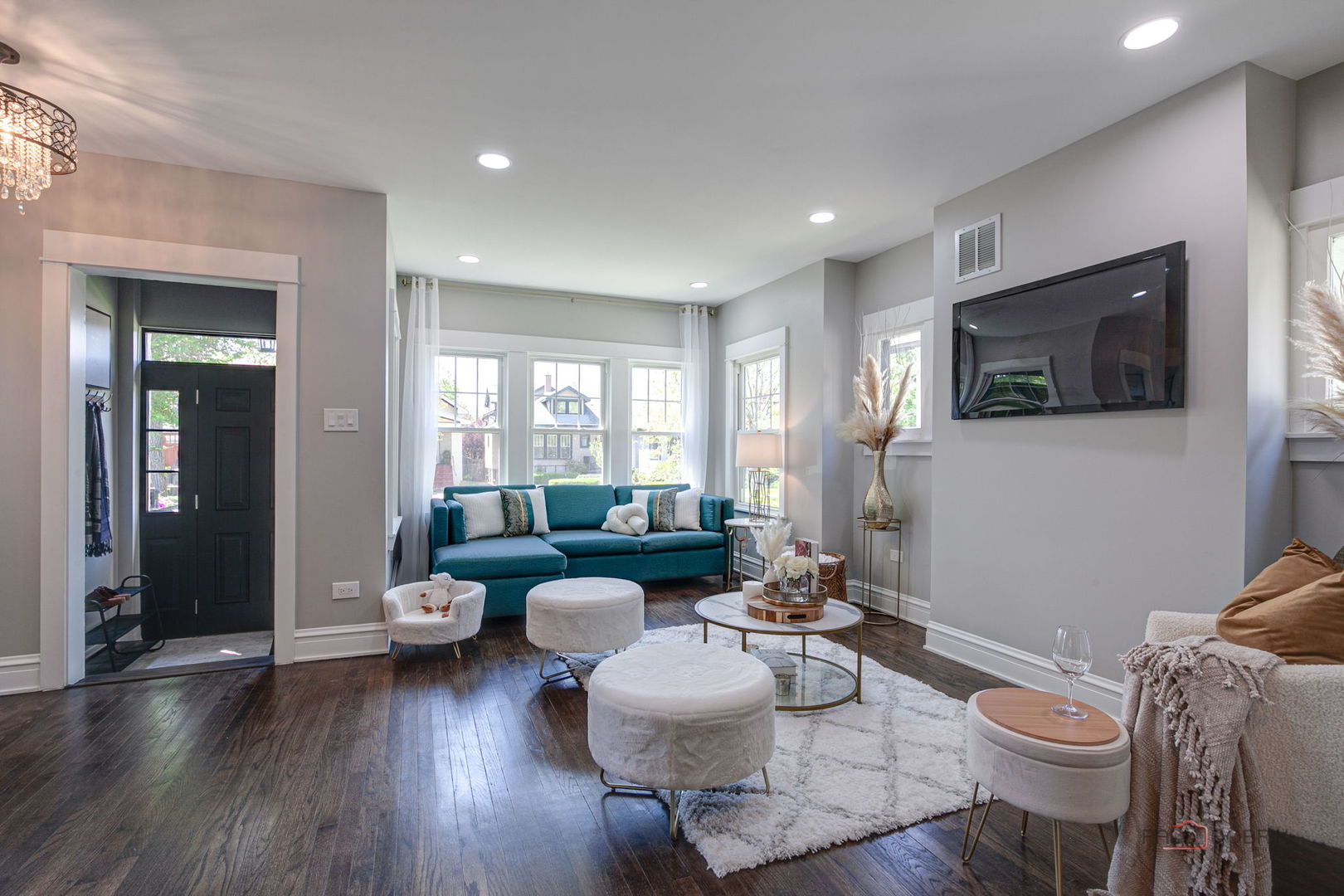 842 Mapleton Avenue Oak Park, IL 60302 - Photo 4 of 34 a living room with furniture and a flat screen tv