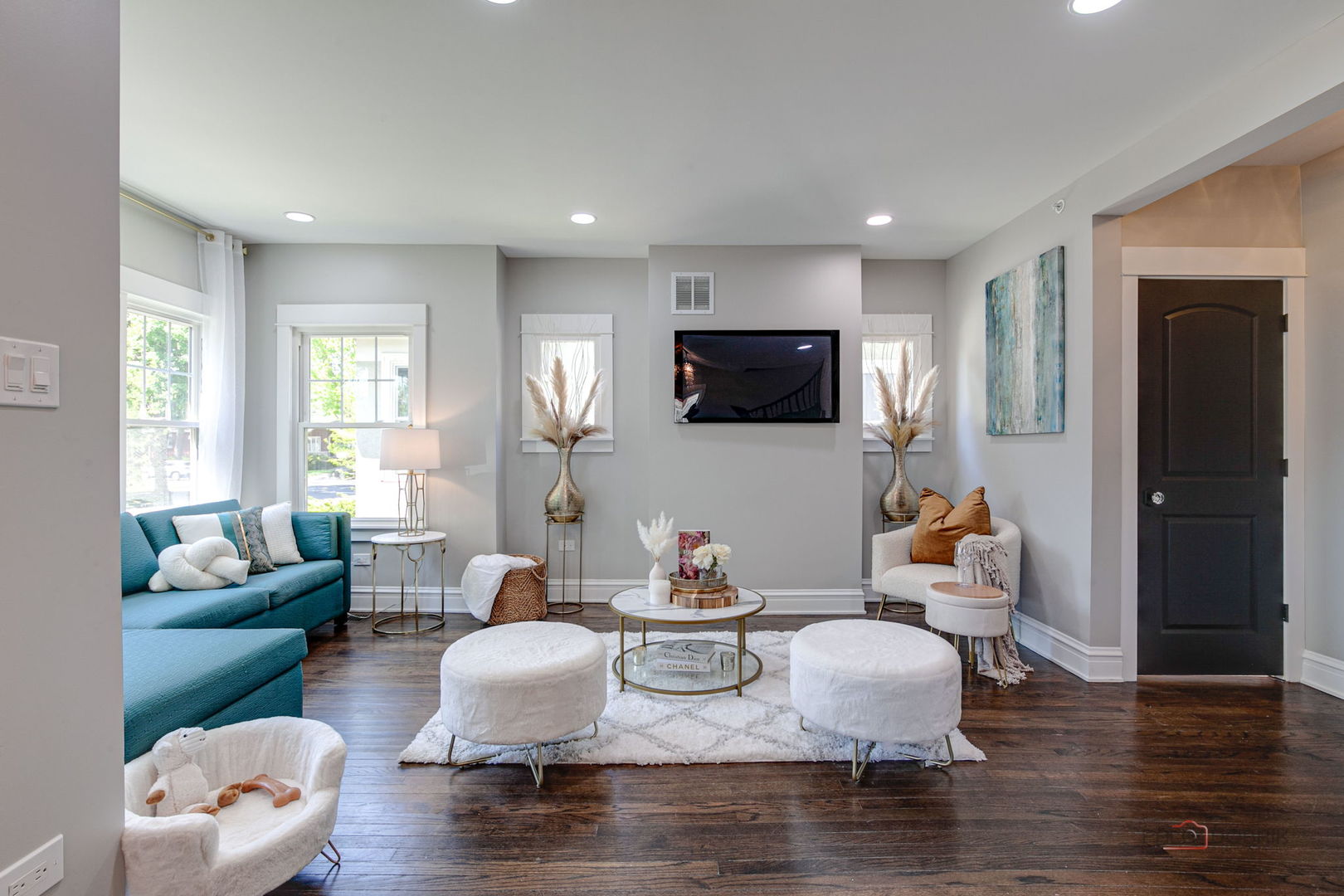 842 Mapleton Avenue Oak Park, IL 60302 - Photo 5 of 34 a living room with fireplace furniture and a flat screen tv