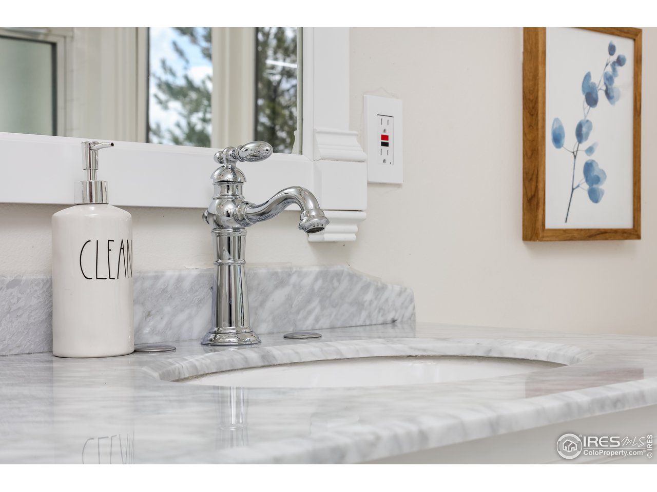 10060 Phillips Road Lafayette, CO 80026 - Photo 25 of 34 Upper level bathroom - marble