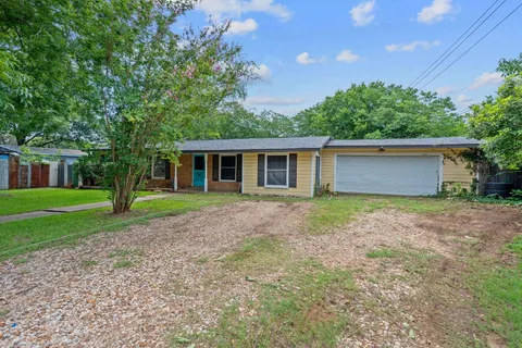front view of house with a yard