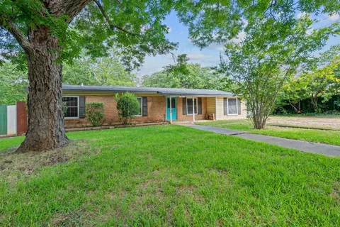 a view of a house with backyard and garden