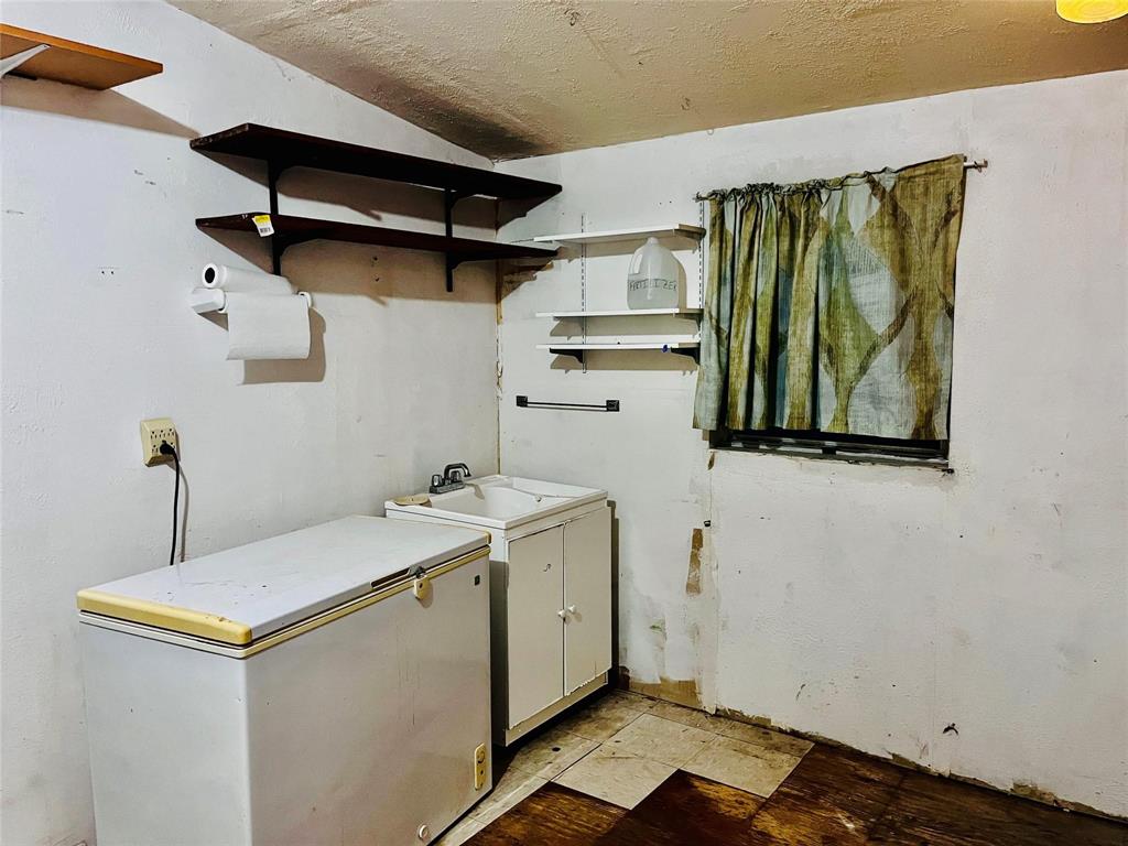701 County Road 319 Early, TX 76802 - Photo 27 of 33 Laundry area with a textured ceiling and a sink