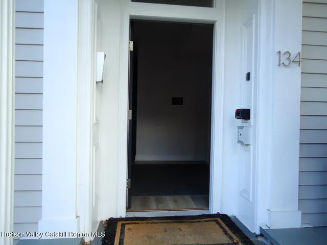 $2,700 | 134 Warren Street, Unit 2, Hudson, NY 12534