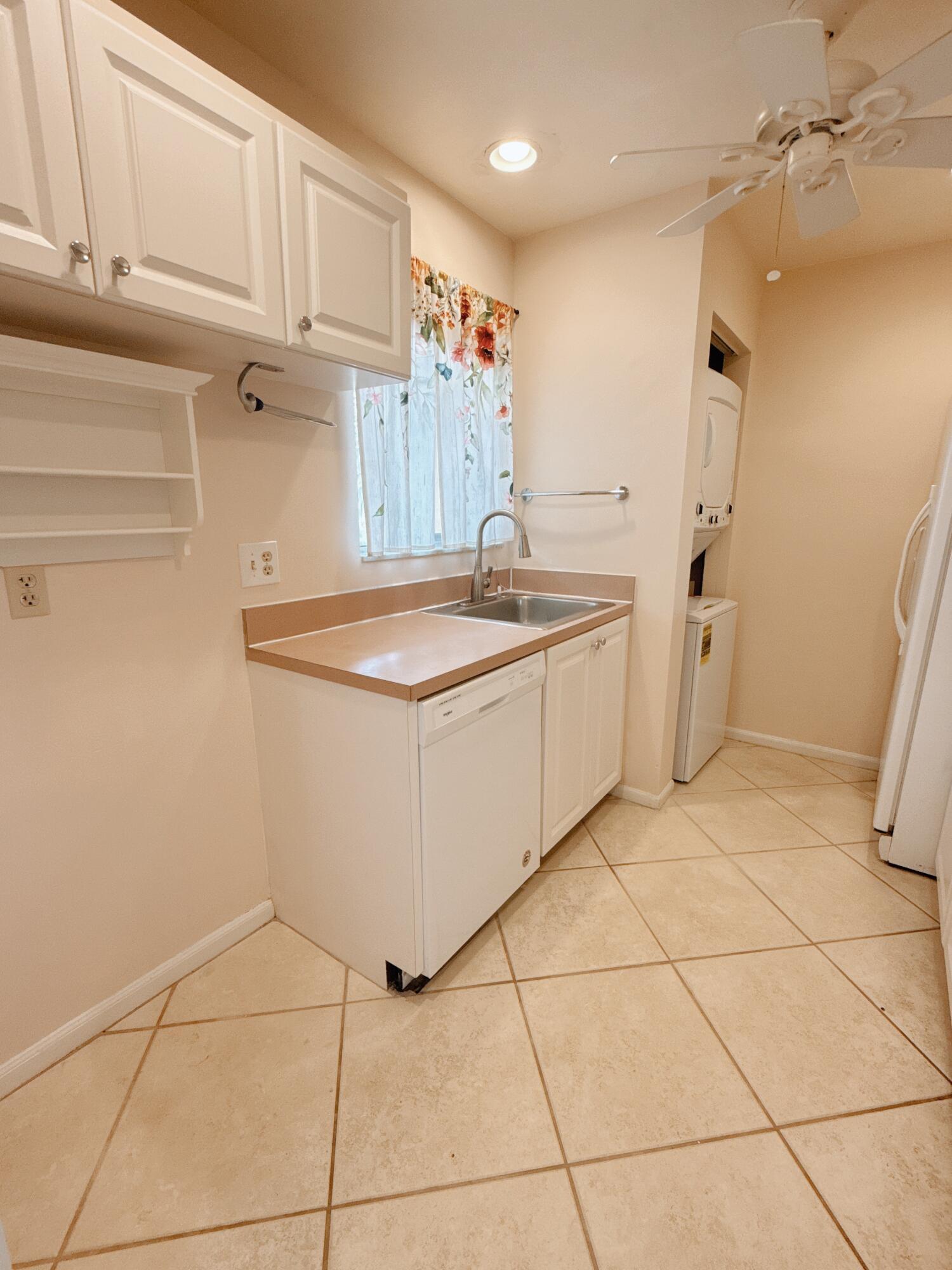 872 Southwest 9th St Circle, Unit 201 Boca Raton, FL 33486 - Photo 6 of 14 Kitchen