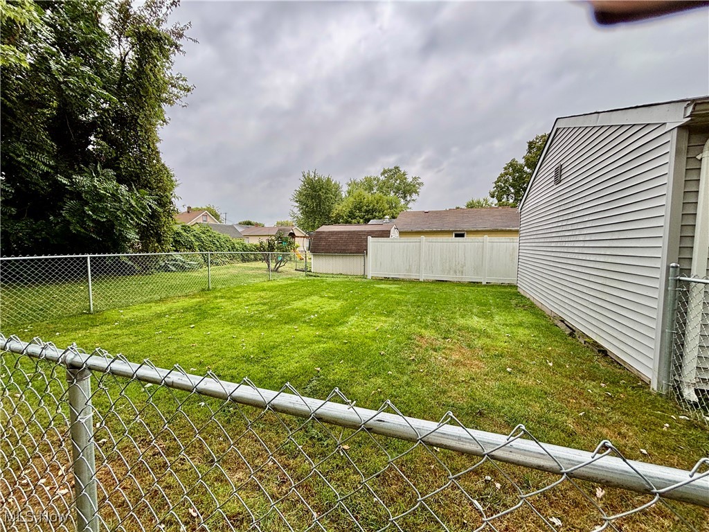 521 6th Street Struthers, OH 44471 - Photo 25 of 27 Full fenced in area behind 2 car garage