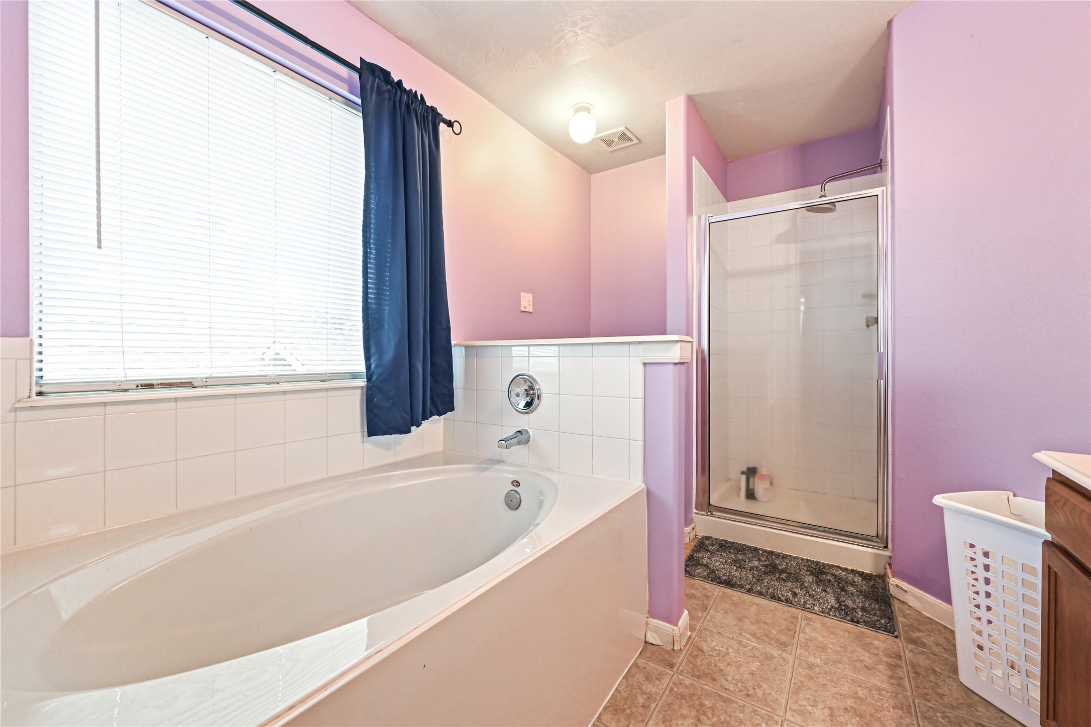 3726 Forney Ridge Lane Houston, TX 77047 - Photo 17 of 25 Primary bathroom with a tub-and-shower combination.