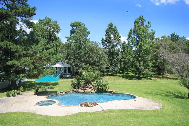 a view of a backyard