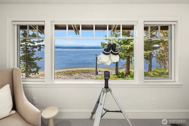 a view of entryway with a potted plant