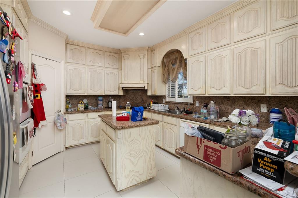 519 East Earling Road Alamo, TX 78516 - Photo 8 of 16 a open kitchen with stainless steel appliances granite countertop a stove and cabinets