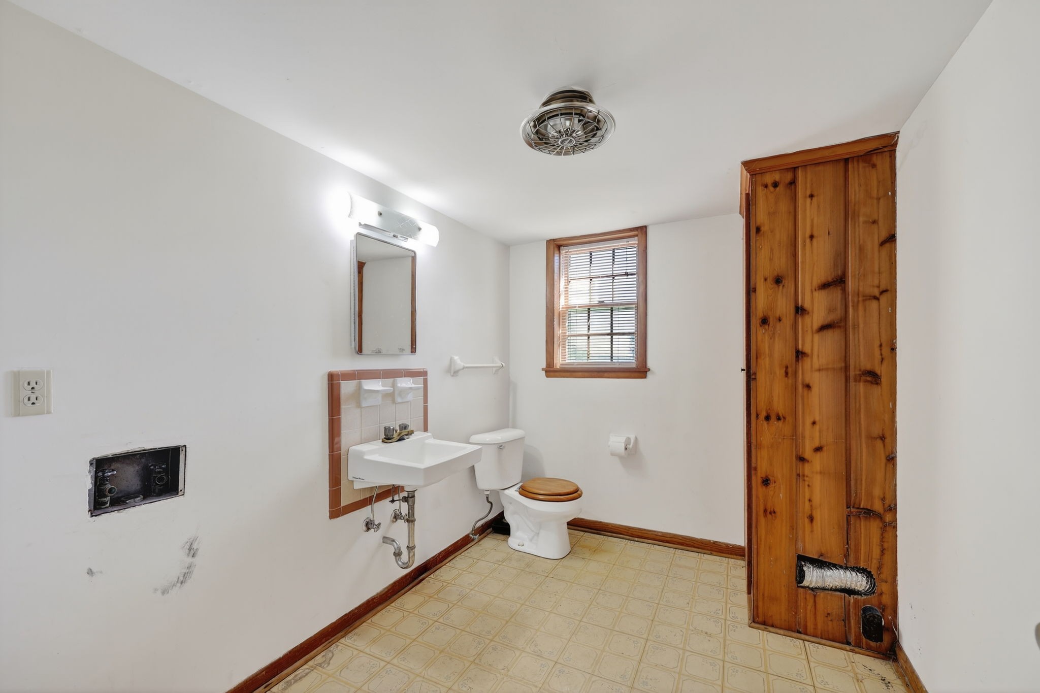 103 Fischer Drive Springfield, TN 37172 - Photo 34 of 45 a spacious bathroom with a toilet a sink and mirror