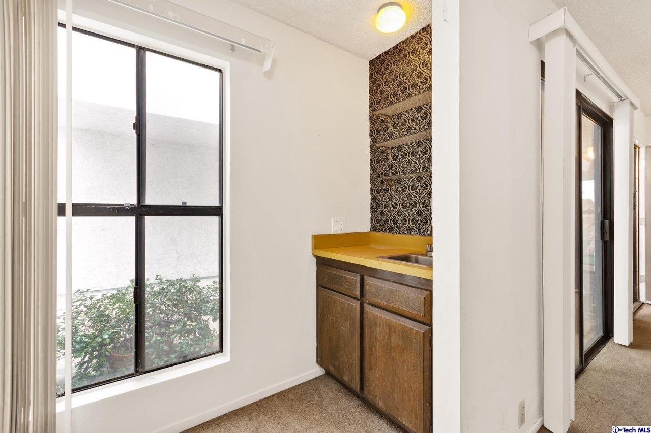1333 Valley View Road, Unit 4 Glendale, CA 91202 - Photo 4 of 24