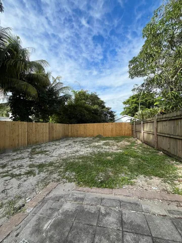 $2,000 | 4588 B Old Okeechobee Road, West Palm Beach, FL 33409