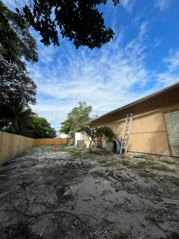 $2,000 | 4588 B Old Okeechobee Road, West Palm Beach, FL 33409