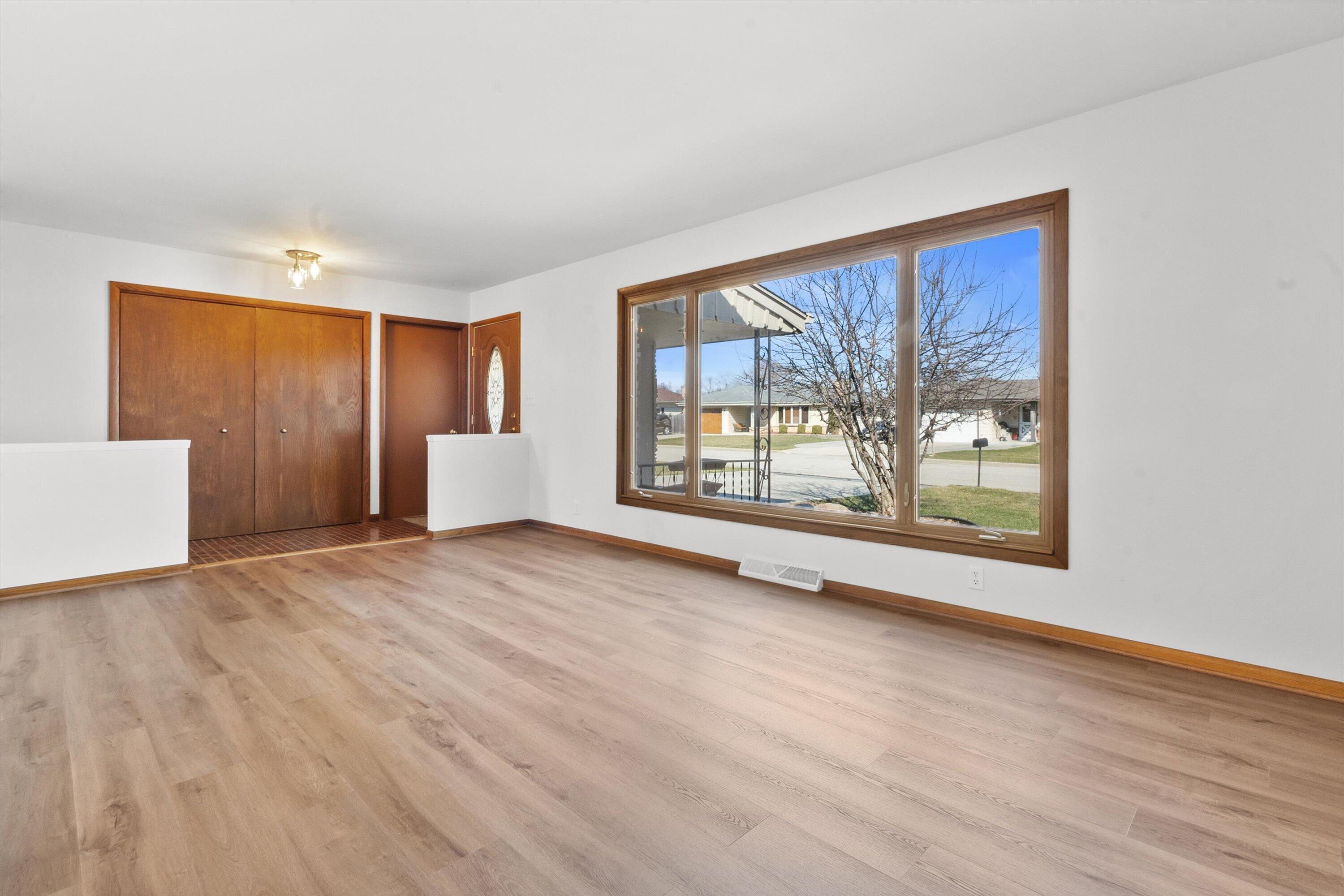 210 Echo Lane Racine, WI 53406 - Photo 2 of 31 Foyer/Living Room