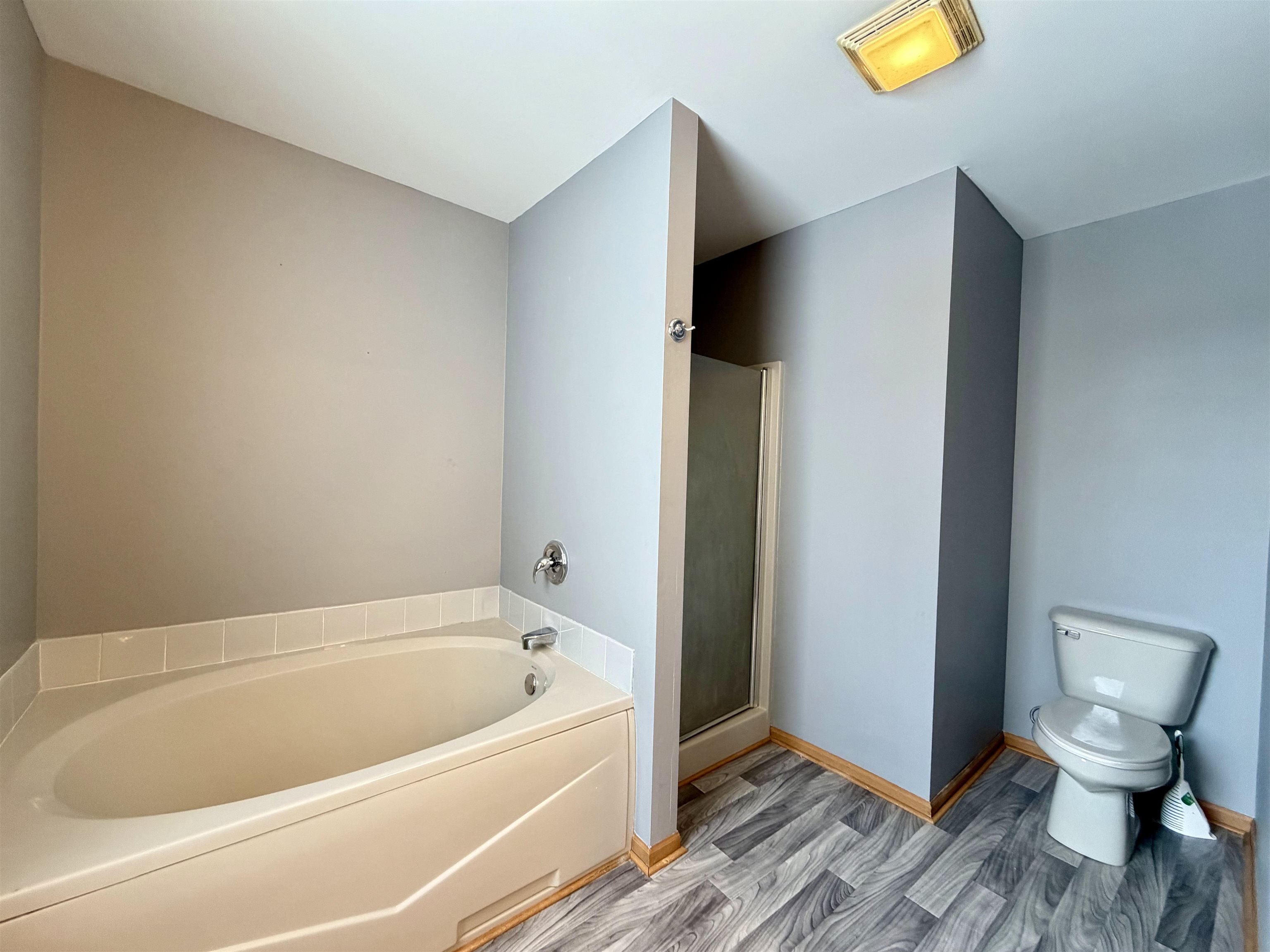 2424 Winfield Lane Belvidere, IL 61008 - Photo 21 of 30 a bathroom with a bathtub and a toilet