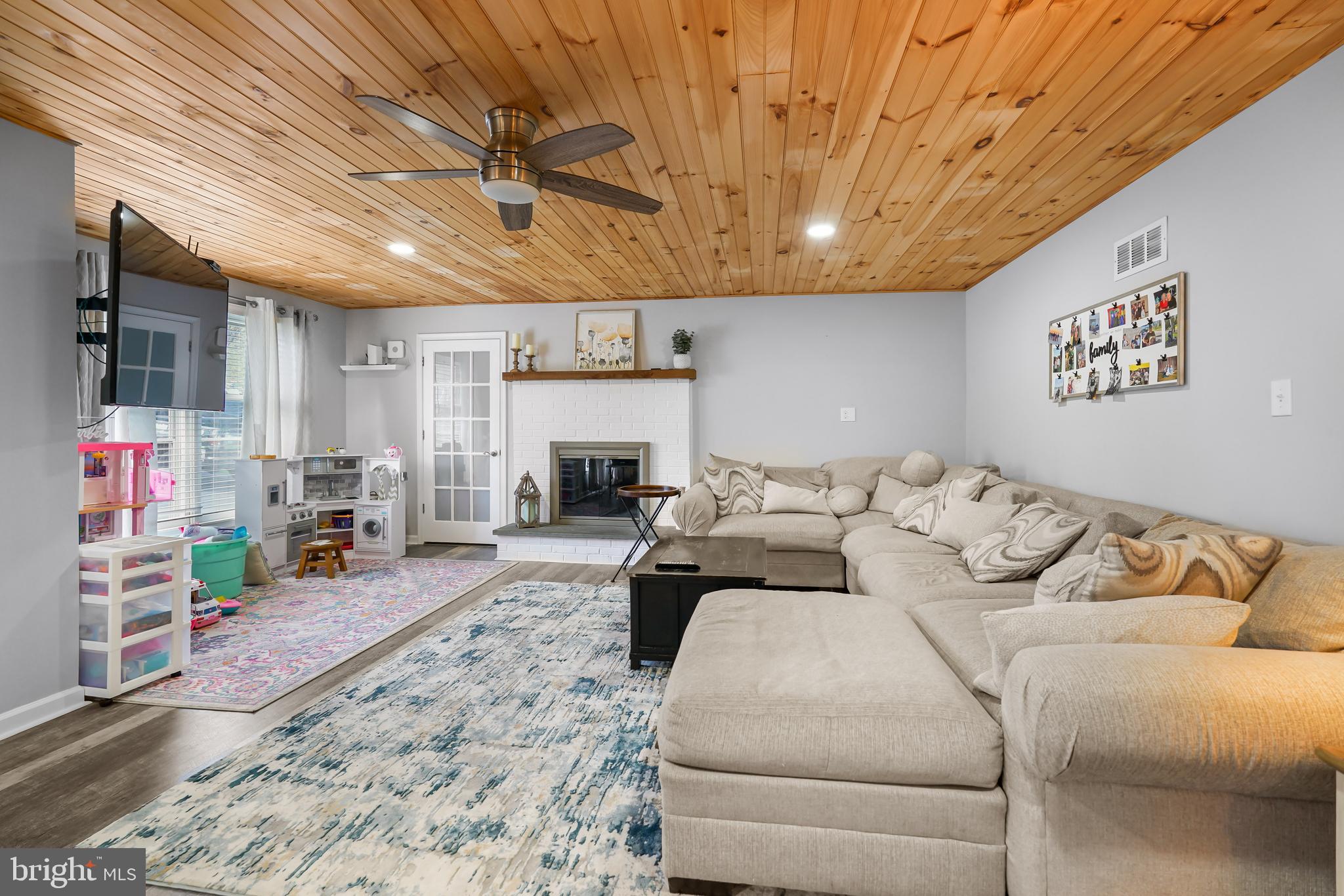 76 Cambridge Road Elkton, MD 21921 - Photo 7 of 48 Living Room - Main House