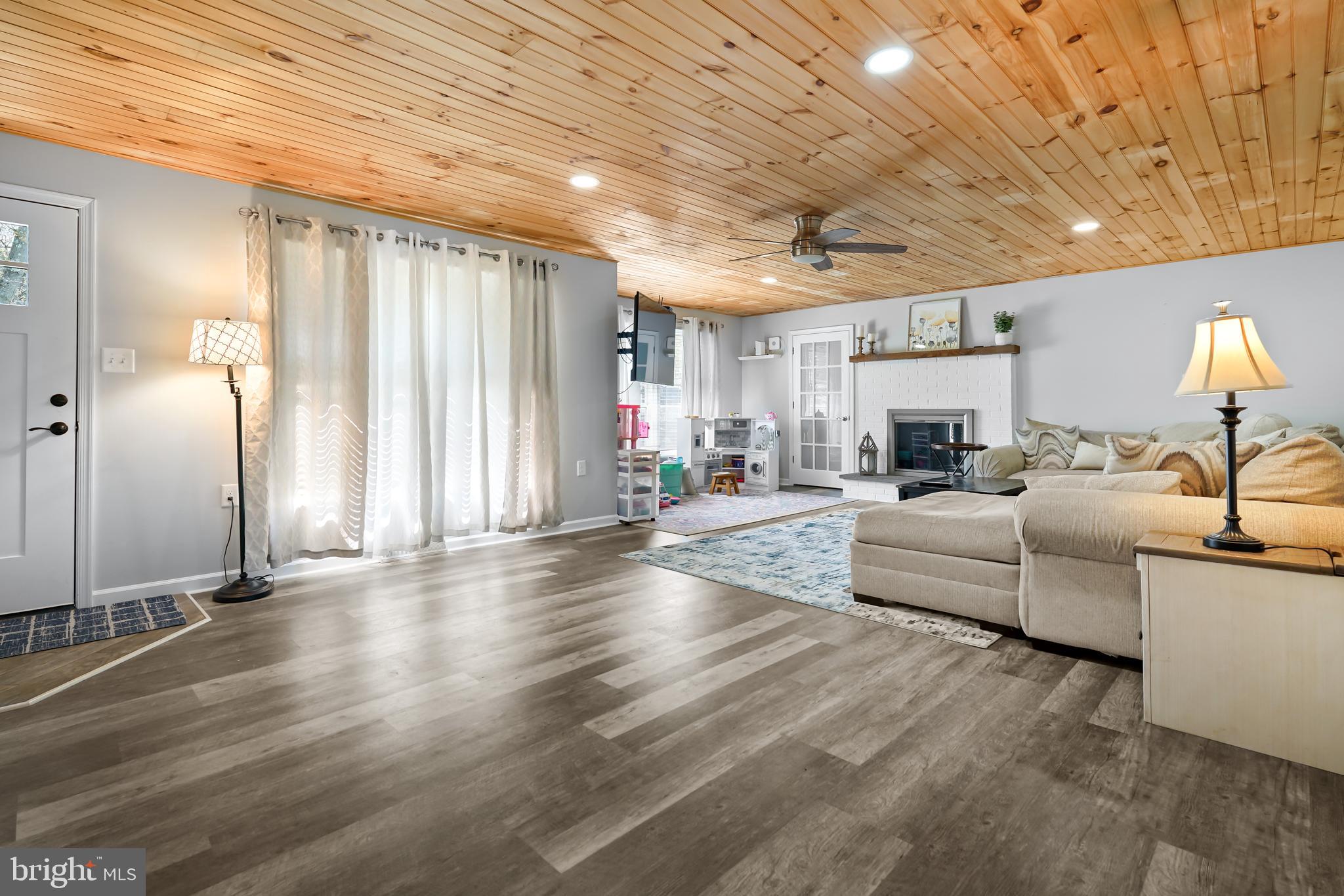 76 Cambridge Road Elkton, MD 21921 - Photo 8 of 48 Living Room - Main House