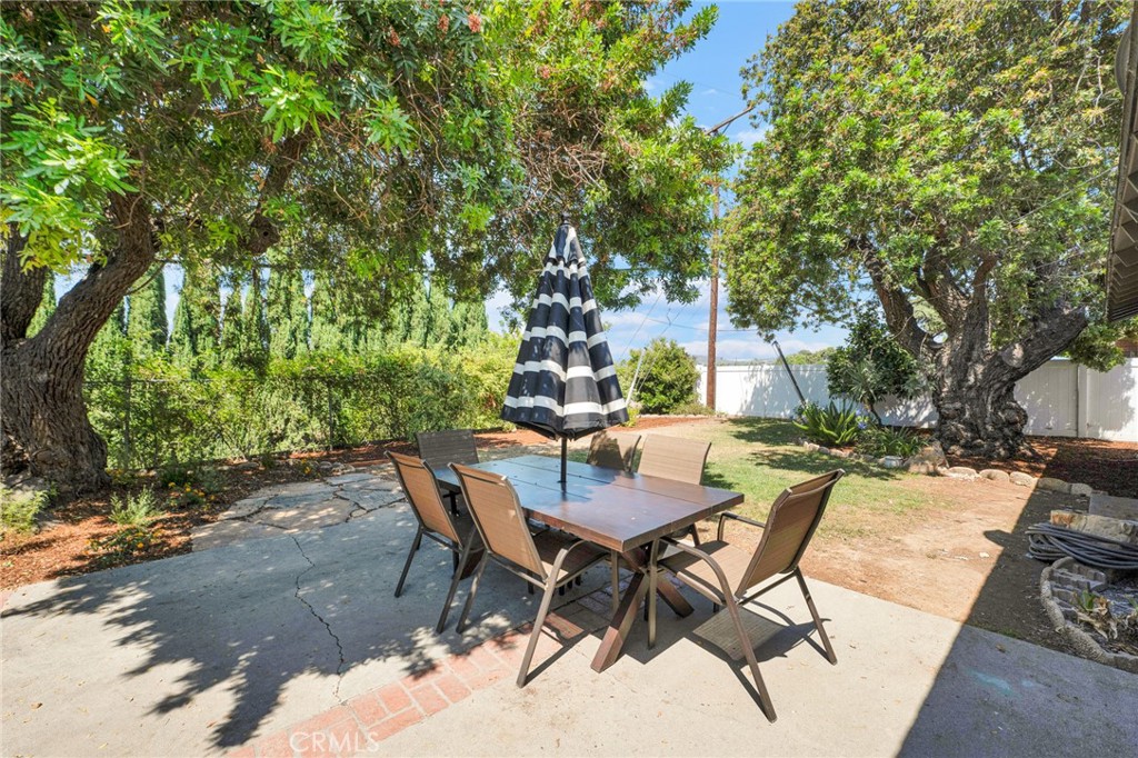109 Triangle Street Thousand Oaks, CA 91360 - Photo 31 of 32 a view of a patio with a table and chairs